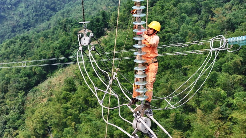 Hoàn thành sớm dự án thay thế cách điện ĐZ 500kV Sơn La – Hòa Bình