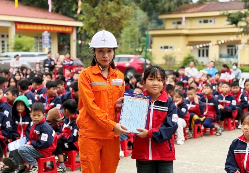 Ngành Điện Bắc Kạn tổ chức chương trình hoạt động ngoại khóa “Trường học chung tay tiết kiệm điện”