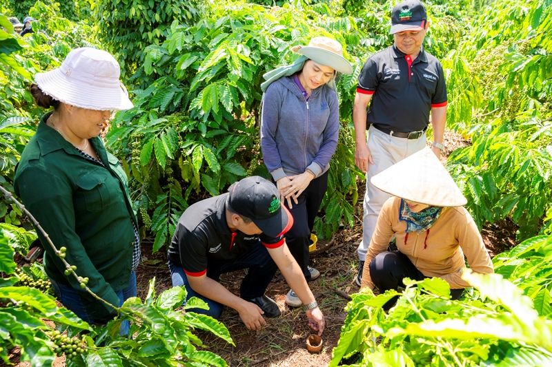 Chương trình NESCAFÉ Plan được vinh danh ở hạng mục cao nhất  “Giải thưởng năm” tại Lễ trao giải thưởng Hành động vì cộng đồng  (Human Act Prize) 2024