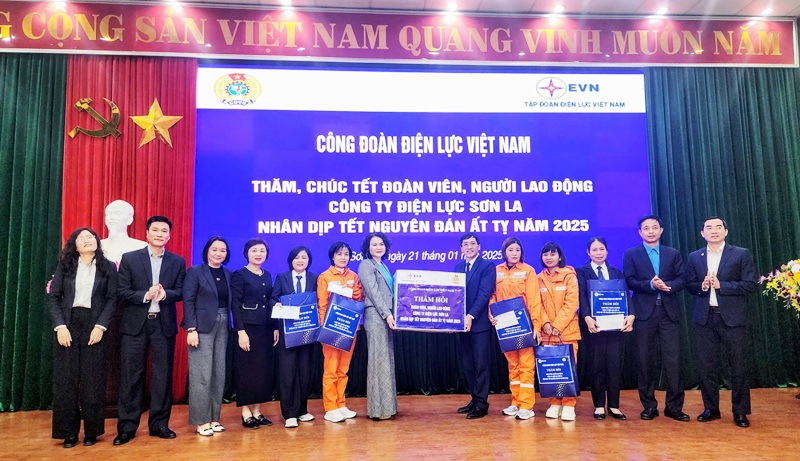   Công đoàn EVN thăm và tặng quà CBCNV Công ty Điện lực Sơn La