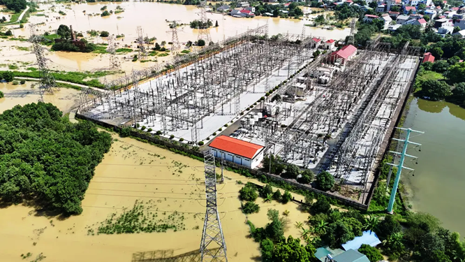 CBCNV Trạm biến áp 220kV Sóc Sơn giữ vững an toàn thiết bị vận hành giữa mênh mông biển nước
