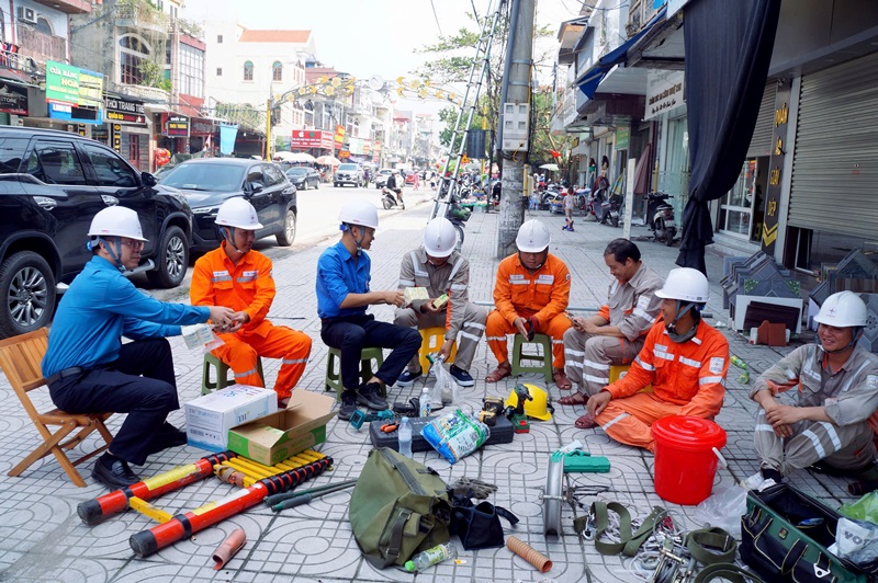 Thăm hỏi Đội xung kích PC Thanh Hóa đang tham gia khắc phục thiệt hại sau bão số 3 tại tỉnh Quảng Ninh