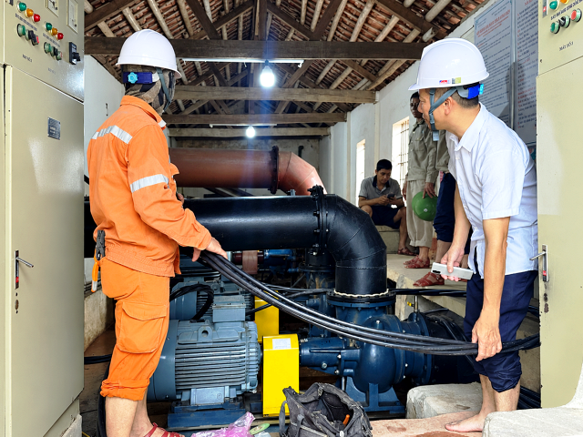 Điện lực Triệu Sơn xuyên đêm giữ điện cho các trạm bơm tiêu úng