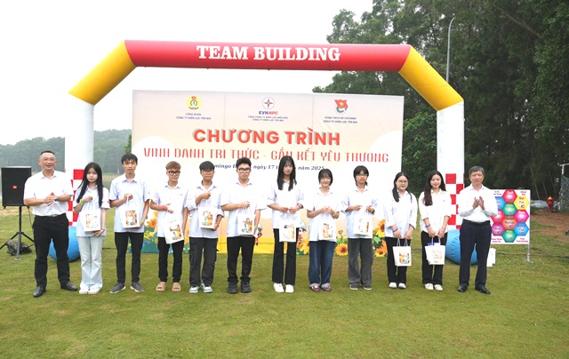PC Yên Bái: Biểu dương, khen thưởng con cán bộ công nhân viên đạt thành tích xuất sắc trong năm học 2024 - 2025