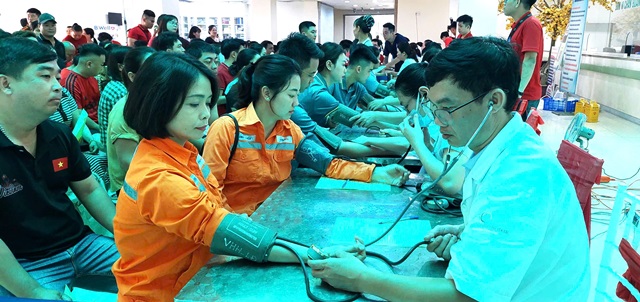 35 cán bộ PC Lào Cai tham gia hiến máu tình nguyện trong Hành trình đỏ năm 2025