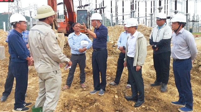 Bí thư Đảng ủy, Chủ tịch HĐTV EVN kiểm tra tiến độ Dự án được chọn gắn biển chào mừng Đại hội Đảng bộ EVN lần thứ IV