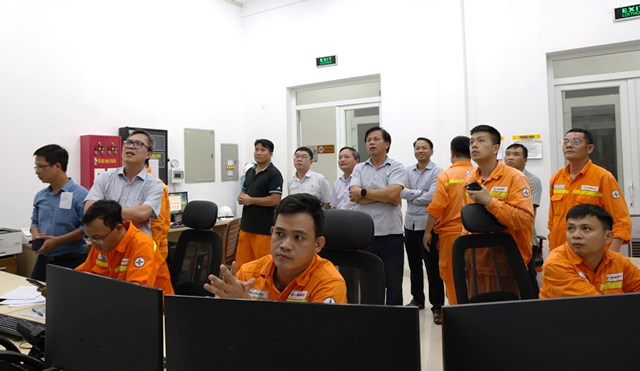 Lãnh đạo EVNNPT trắng đêm trực ứng phó với bão số 10 (BUALOI)