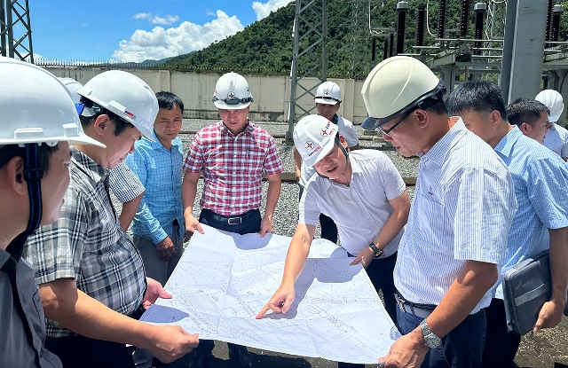 Phó Tổng giám đốc EVNNPT Nguyễn Ngọc Tân đôn đốc tiến độ thi công 2 dự án truyền tải tại Lai Châu