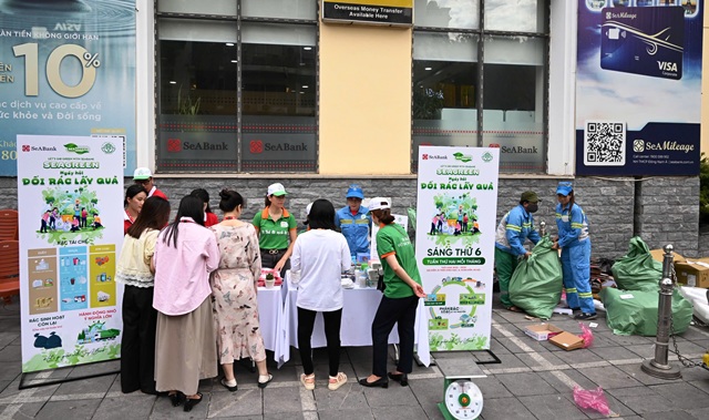 SeABank tổ chức “Ngày hội đổi rác lấy quà” - Lan tỏa lối sống xanh vì Hà Nội sạch đẹp