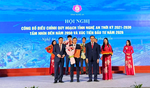 Nghệ An trao quyết định chấp thuận chủ trương đầu tư dự án cải tạo đường dây 220kV Hưng Đông – Nghi Sơn cho EVNNPT