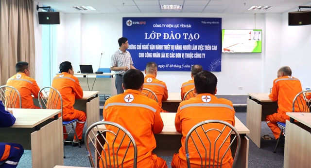 PC Yên Bái phối hợp mở lớp đào tạo chứng chỉ nghề vận hành thiết bị nâng người làm việc trên cao cho công nhân lái xe các đơn vị 