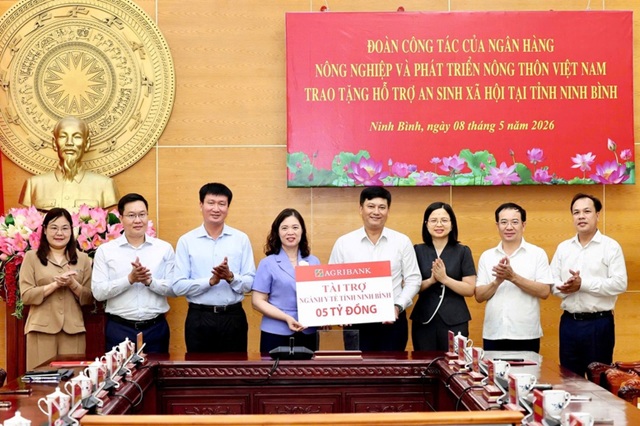 Agribank đồng hành trao 5 tỷ đồng cho y tế và an sinh xã hội