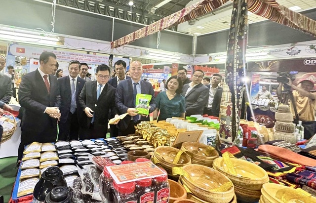 Khai mạc Hội chợ thương mại Việt – Lào 2025