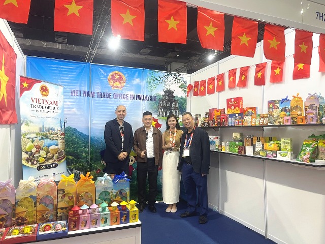 Đông đảo khách tham quan gian hàng của Thương vụ tại Triển lãm Halal quốc tế Malaysia 2026