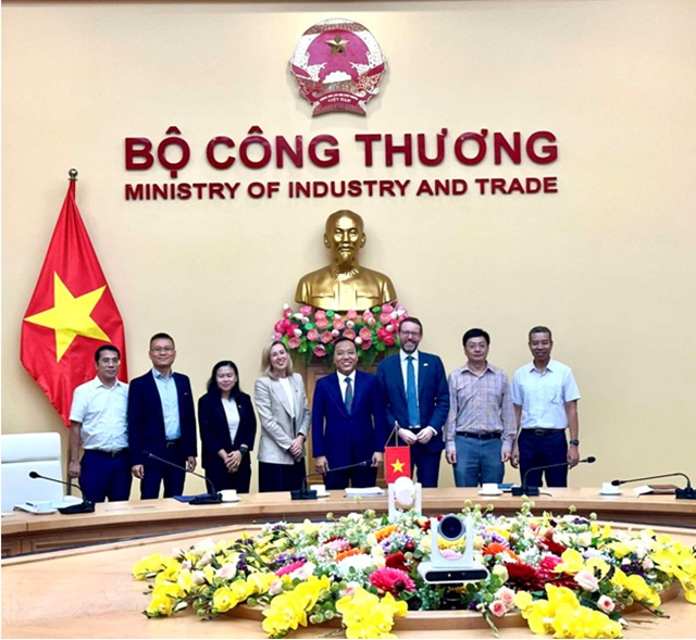 Thứ trưởng Nguyễn Hoàng Long làm việc với Đại sứ Vương quốc Anh tại Việt Nam về thúc đẩy hợp tác năng lượng