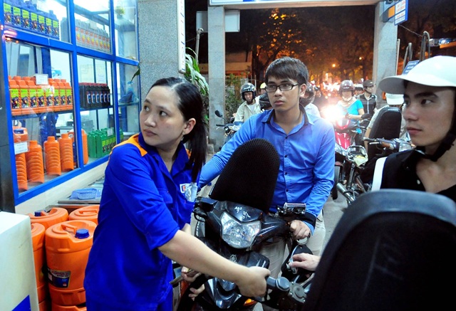 Giá xăng có thể tiếp tục giảm vào ngày mai