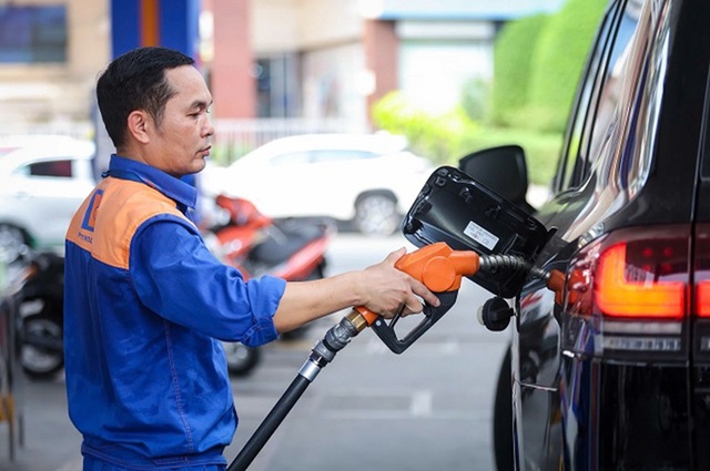 Giá xăng dầu đồng loạt giảm