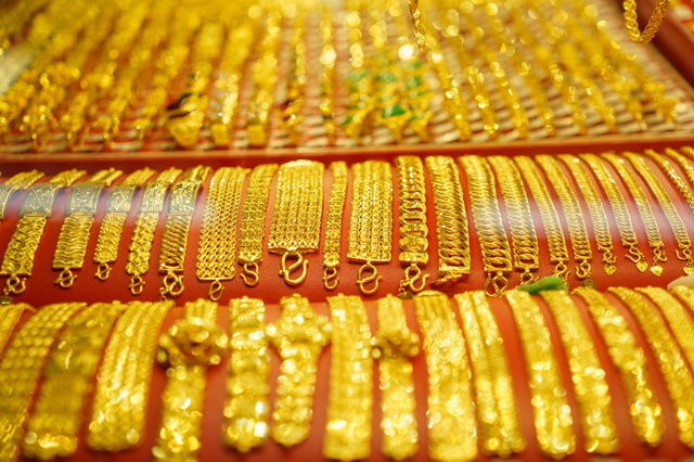 Giá vàng hôm nay 11/3/2026: Vàng thế giới tăng vọt, SJC và nhẫn trơn leo thang