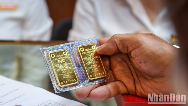 Giá vàng ngày 14/8: Vàng miếng SJC tăng vọt sát mốc 125 triệu/lượng