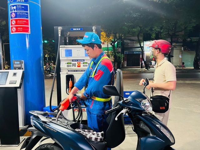 Giá xăng dầu hôm nay ngày 17/11/2025: Tiếp tục tăng mạnh