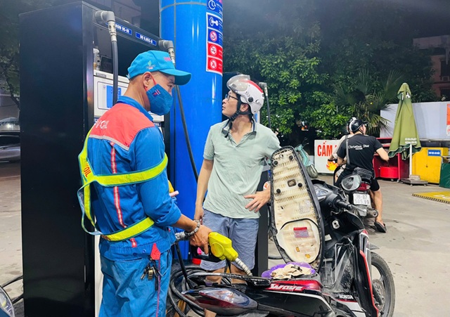 Giá xăng dầu hôm nay 27/12/2025: Giảm mạnh gần 2%