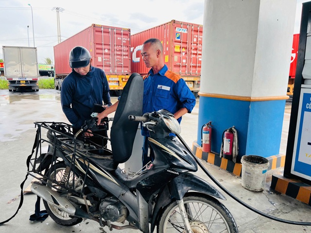 Giá xăng dầu hôm nay ngày 5/11/2025: Tiếp tục giảm