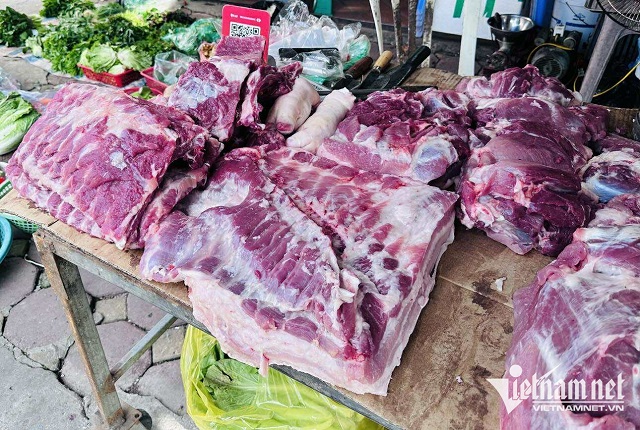 Hơn 800.000 tấn thịt 'ngoại' giá rẻ đổ bộ, giá lợn hơi chạm đáy 4 năm
