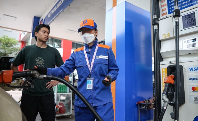 Giá xăng dầu hôm nay 24/8: Thế giới quay đầu giảm, trong nước tăng