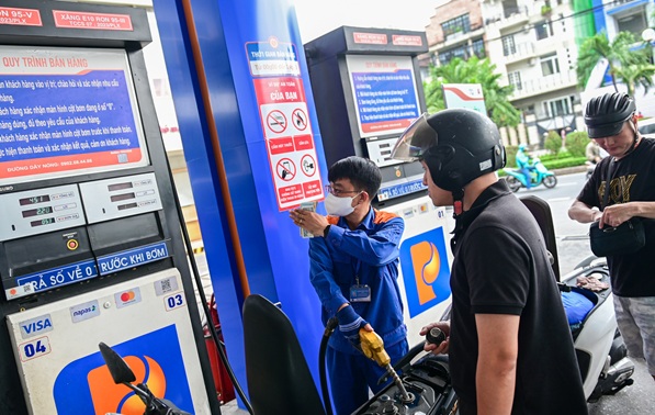 Giá xăng dầu hôm nay 15/4: Dầu thế giới lao dốc, trong nước ở mức thấp