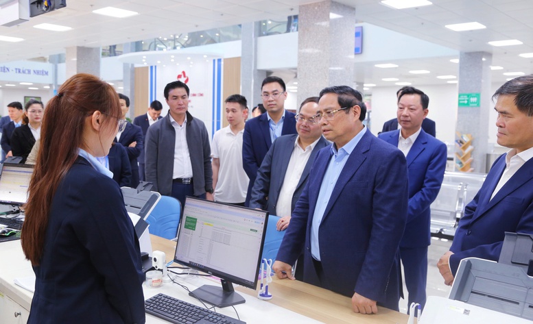 Thủ tướng: Cán bộ Trung tâm hành chính công phải chủ động, tận tâm phục vụ nhân dân