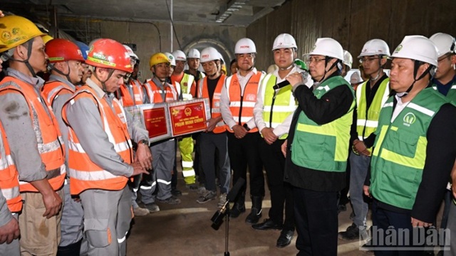 Thủ tướng Phạm Minh Chính kiểm tra Dự án tuyến đường sắt đô thị thí điểm đoạn Nhổn-Ga Hà Nội