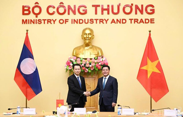 Bộ trưởng Bộ Công Thương Nguyễn Hồng Diên hội đàm với Bộ trưởng Bộ Công Thương Lào Malaithong Kommasith tại Hà Nội