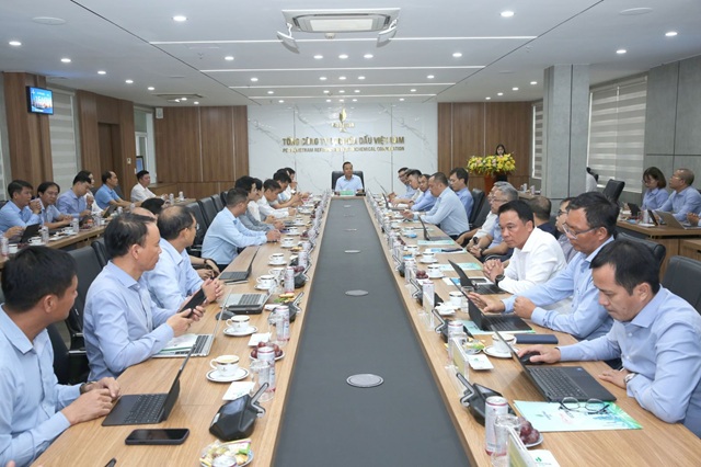 Thứ trưởng Nguyễn Hoàng Long làm việc với BSR về việc đẩy mạnh sản xuất xăng dầu, đáp ứng nhu cầu trong nước góp phần đảm bảo an ninh năng lượng quốc gia
