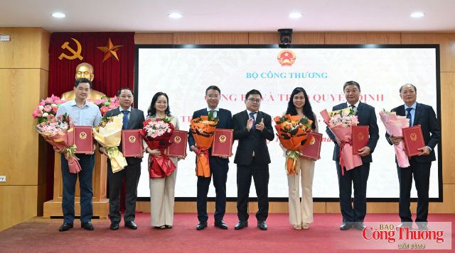 Bộ Công Thương công bố và trao các Quyết định về công tác cán bộ
