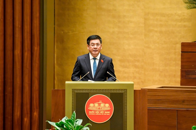 Bộ trưởng Nguyễn Hồng Diên trình Quốc hội Luật Thương mại điện tử
