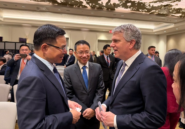 Quyền Bộ trưởng Lê Mạnh Hùng trao đổi với Giám đốc cơ quan Thương mại quốc tế Hoa Kỳ và Phó Chủ tịch AmCham tại Việt Nam
