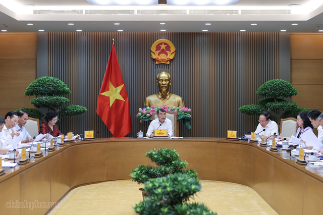 Thủ tướng: Kiểm soát chặt chẽ giá thành từ gốc với thuốc, thiết bị y tế; cương quyết loại bỏ mọi chi phí trung gian