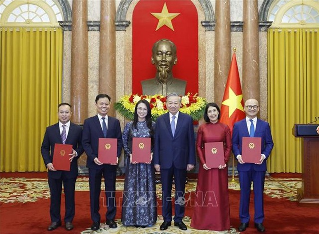 Tổng Bí thư, Chủ tịch nước Tô Lâm trao quyết định bổ nhiệm 5 Đại sứ Việt Nam tại nước ngoài
