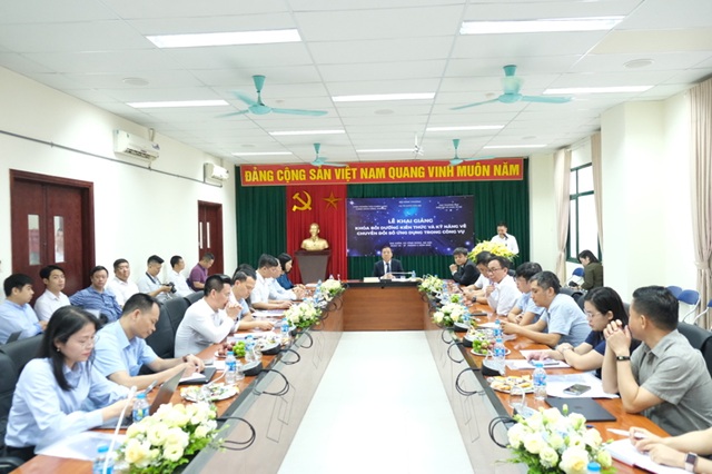 Thứ trưởng Nguyễn Hoàng Long dự lễ Khai giảng khoá học chuyển đổi số cho cán bộ ngành Công Thương