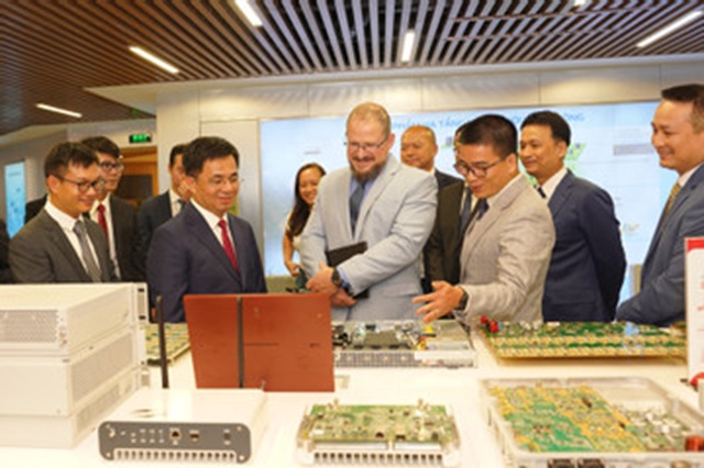 Viettel chính thức thương mại hóa trạm gốc 5G Open RAN ASIC “Make in Vietnam” – cột mốc khẳng định năng lực tự chủ nghiên cứu, phát triển thiết bị 5G của doanh nghiệp Việt Nam. 
