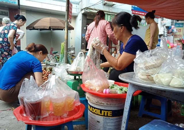 Từ ngày 1/1/2027, các chợ và cửa hàng tiện lợi không cung cấp miễn phí túi nilon khó phân huỷ