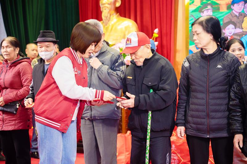 SABECO và Ủy ban Trung ương Mặt trận Tổ quốc Việt Nam trao tặng 300 phần quà “Chung vị Tết Việt” cho người dân tỉnh Ninh Bình