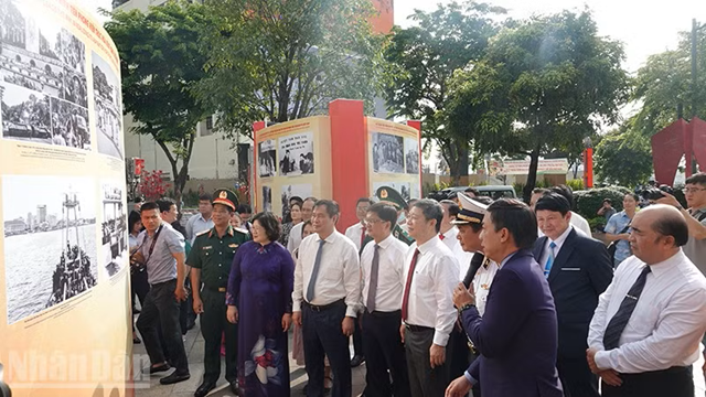 Khai mạc Triển lãm ảnh “Việt Nam - Một dải non sông” và “Thành phố Hồ Chí Minh vang mãi khúc khải hoàn”