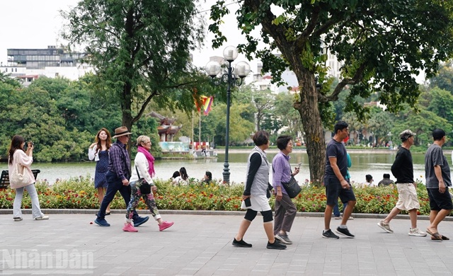 Người dân Hà Nội thích thú “check-in” khi gió lạnh đầu mùa về