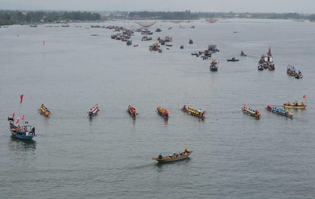 Sôi động hội đua thuyền ở Đà Nẵng, hội vật làng Sình ở Huế