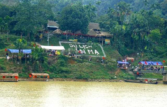 Du khách đến ngôi làng người Thái bên sông Chu hái rau rừng, bắt cá dưới suối
