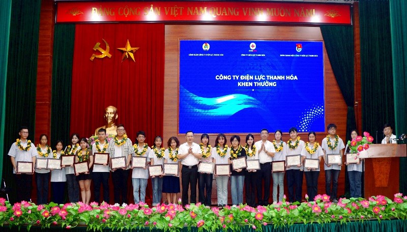 PC Thanh Hóa: Tuyên dương, khen thưởng con CBCNV đạt thành tích cao trong năm học 2023 - 2024