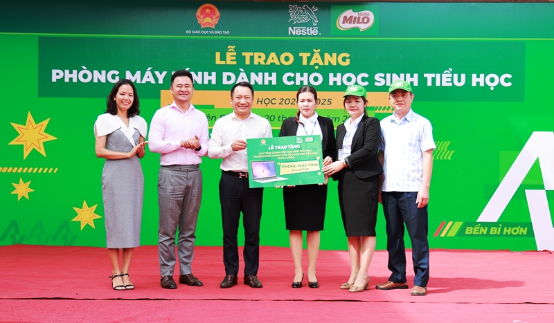 Nestlé MILO trao tặng máy tính cho các trường tiểu học vùng cao