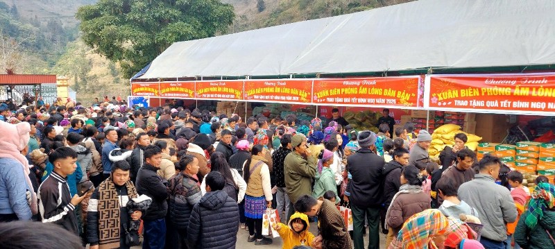 Chợ nhân đạo “0 đồng” – Công ty Điện lực Lào Cai chung tay mang Tết ấm đến đồng bào biên giới Pha Long