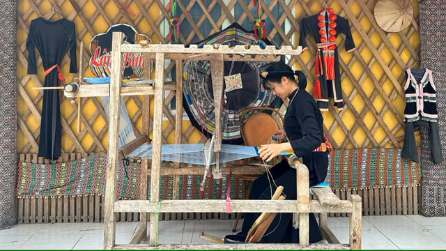 Thổ cẩm thích nghi với đời sống hiện đại